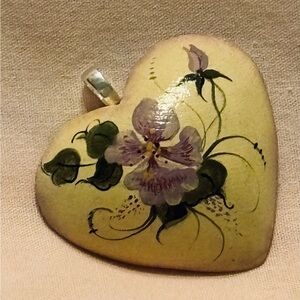 WOODEN HEART PENDENT WITH HAND PAINTED FLOWERS